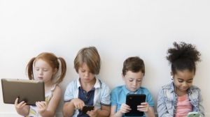 &Omicron; &chi;&rho;ό&nu;&omicron;&sigmaf; &mu;&pi;&rho;&omicron;&sigma;&tau;ά &sigma;&epsilon; &omicron;&theta;ό&nu;&epsilon;&sigmaf; &sigma;&tau;&eta;&nu; &pi;&alpha;&iota;&delta;&iota;&kappa;ή &eta;&lambda;&iota;&kappa;ί&alpha; &sigma;&upsilon;&nu;&delta;έ&epsilon;&tau;&alpha;&iota; &mu;&epsilon; &tau;&eta;&nu; &epsilon;&phi;&eta;&beta;&iota;&kappa;ή &kappa;&alpha;&tau;ά&theta;&lambda;&iota;&psi;&eta; &kappa;&alpha;&iota; &tau;&iota;&sigmaf; &alpha;&lambda;&lambda;&alpha;&gamma;έ&sigmaf; &sigma;&tau;&eta; &delta;&omicron;&mu;ή &tau;&omicron;&upsilon; &epsilon;&gamma;&kappa;&epsilon;&phi;ά&lambda;&omicron;&upsilon;