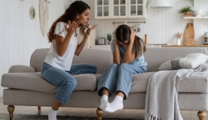 Η λεκτική κακοποίηση είναι εξίσου επιβλαβής με τη σωματική κακοποίηση για την ψυχική υγεία των παιδιών